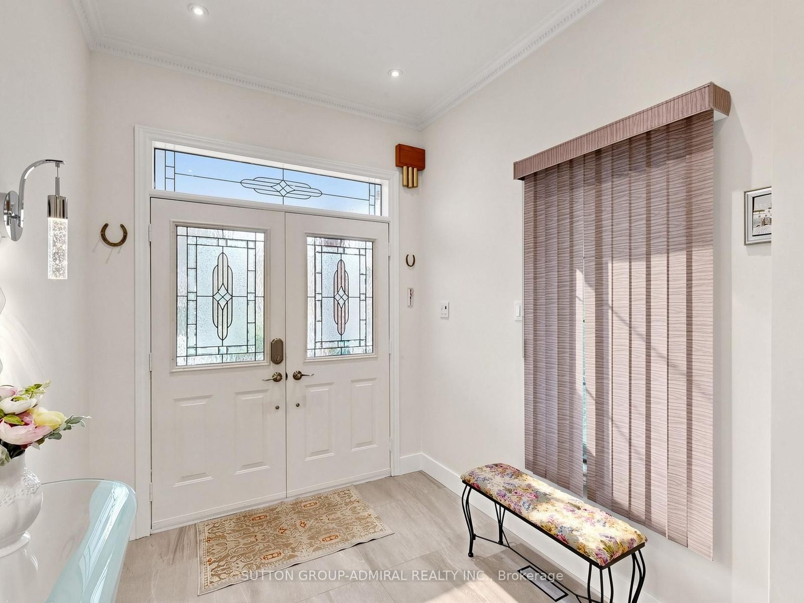 Double-door foyer